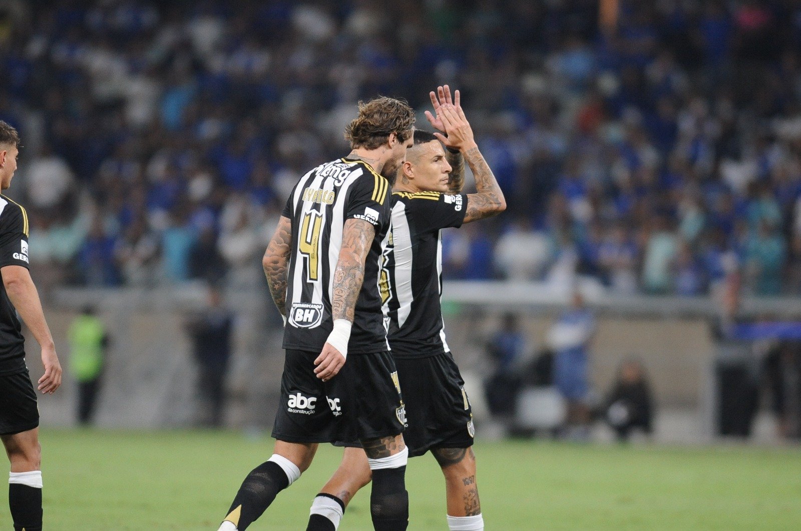 Arana volta a sentir dores, é consolado por companheiros e deixa clássico nos minutos iniciais