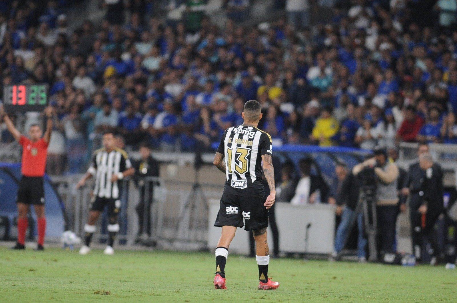 Arana volta a sentir dores, é consolado por companheiros e deixa clássico nos minutos iniciais