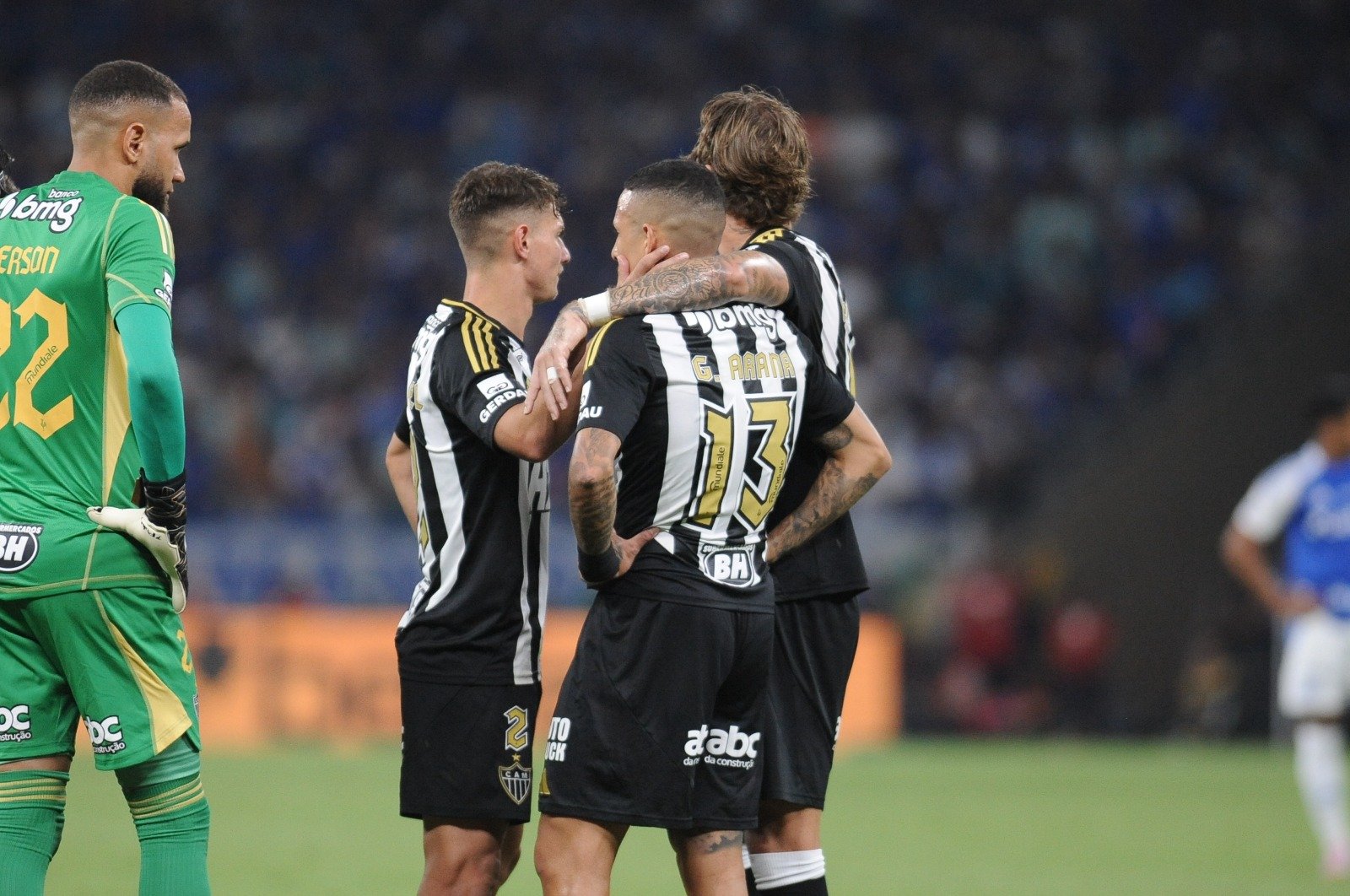 Arana volta a sentir dores, é consolado por companheiros e deixa clássico nos minutos iniciais