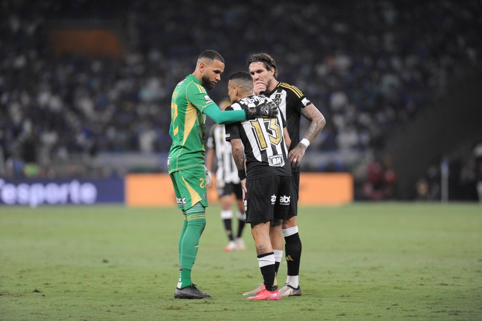 Arana volta a sentir dores, é consolado por companheiros e deixa clássico nos minutos iniciais