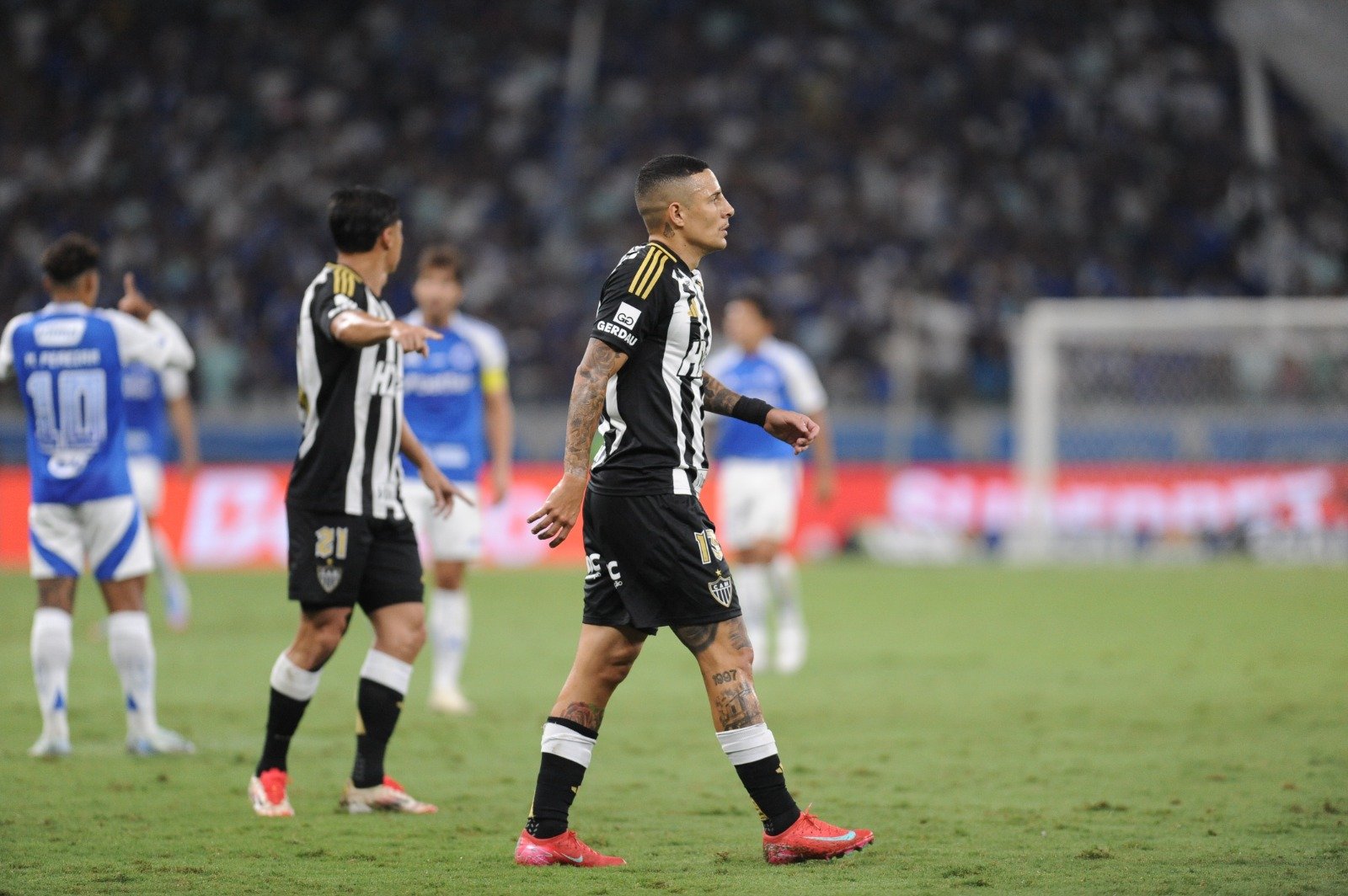 Arana volta a sentir dores, é consolado por companheiros e deixa clássico nos minutos iniciais