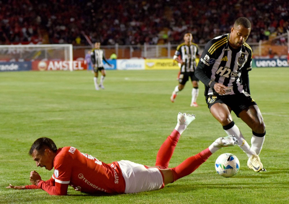 Lance do duelo entre Atlético e Cienciano no Estádio Inca Garcilaso de la Vega, em Cusco, no Peru (foto: Ivan Flores/AFP)