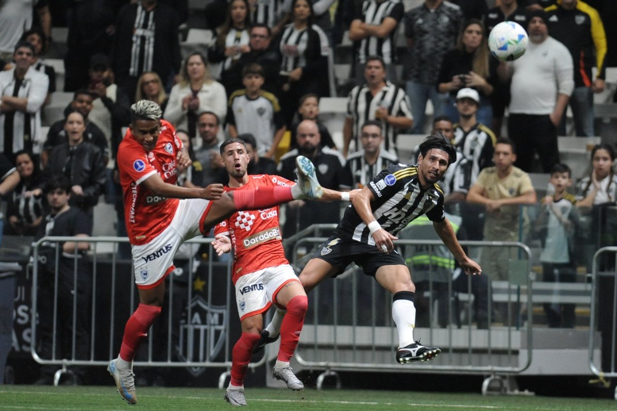 Lance do jogo entre Atlético e Cienciano na Arena MRV (foto: Alexandre Guzanshe/EM/DA.Press)