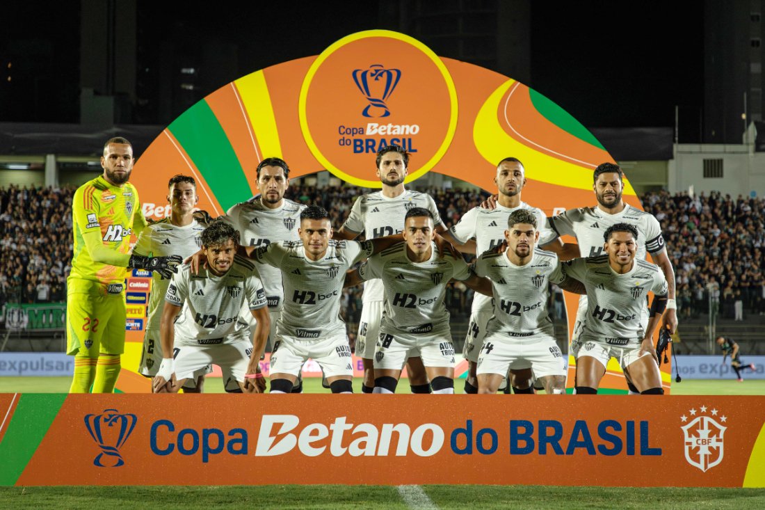 Time do Atlético postulado antes de jogo contra o Maringá pela Copa do Brasil (foto: Pedro Souza/Atlético)
