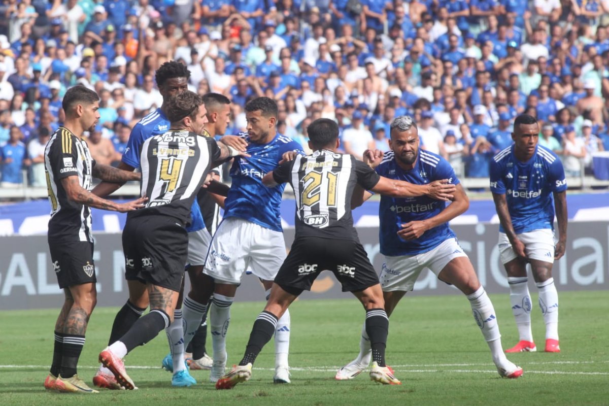 Jogadores de Atlético e Cruzeiro durante clássico no Mineirão (foto: Edésio Ferreira/EM/DA.Press)