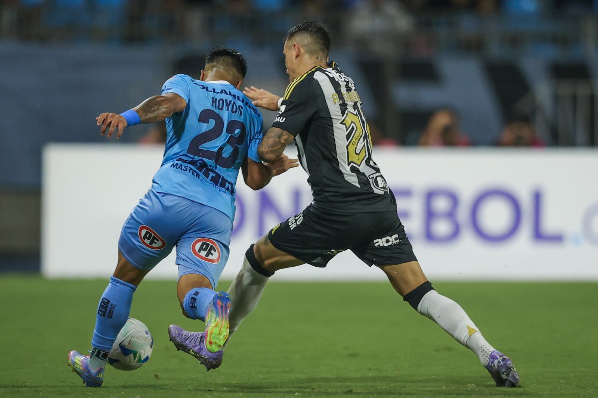 Jogadores de Deportes Iquique e Atlético em disputa de bola (foto: Pedro Souza/Atlético)