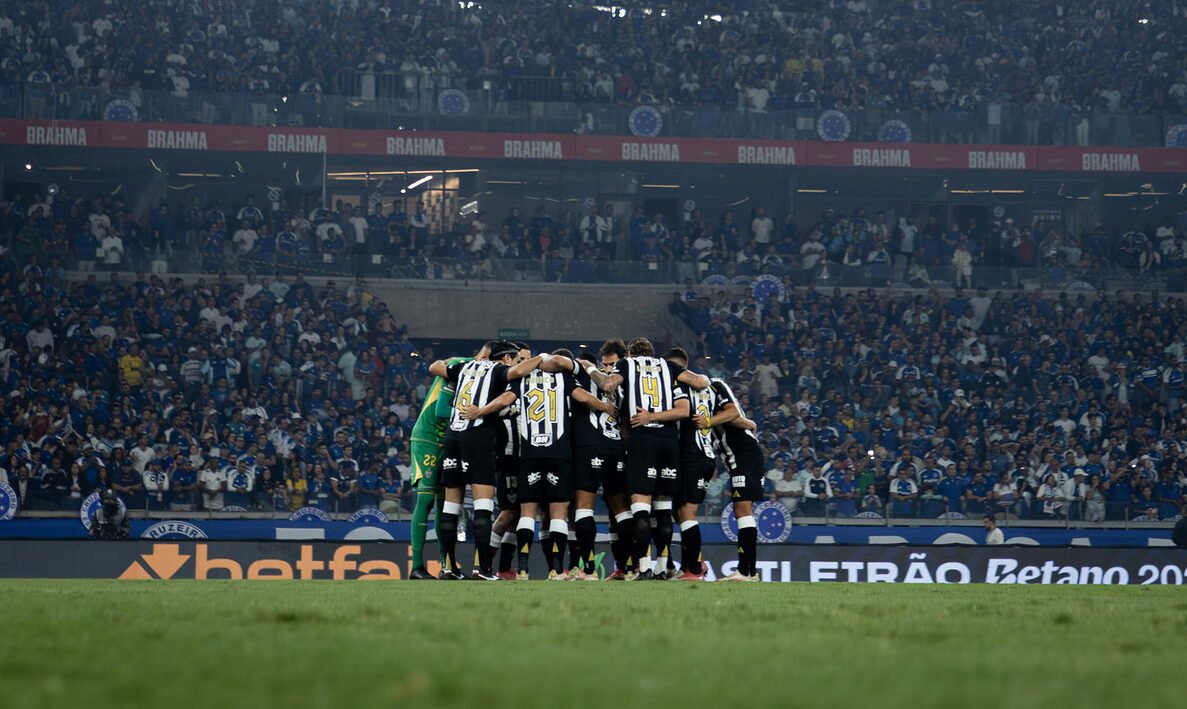 Jogadores do Atlético em círculo (foto: Pedro Souza/Atlético)