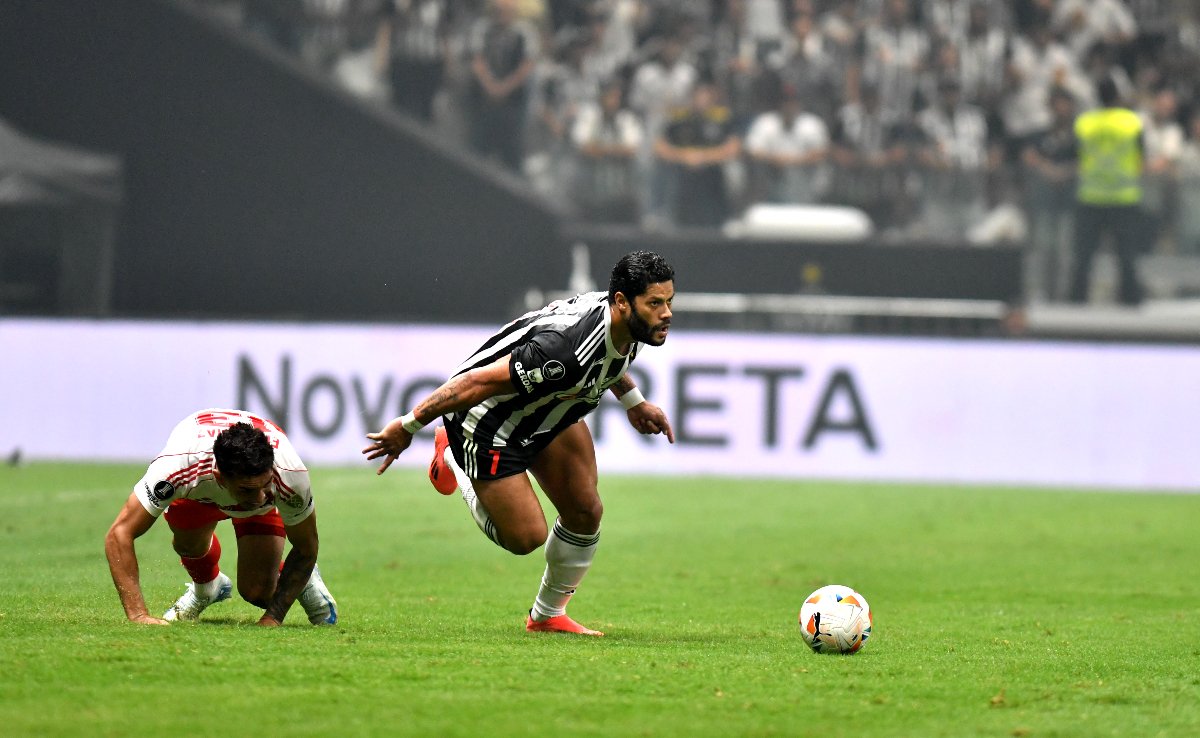 Hulk dribla jogador do River Plate pelo Atlético na Libertadores de 2024 (foto: Alexandre Guzanshe/EM/D.A Press)