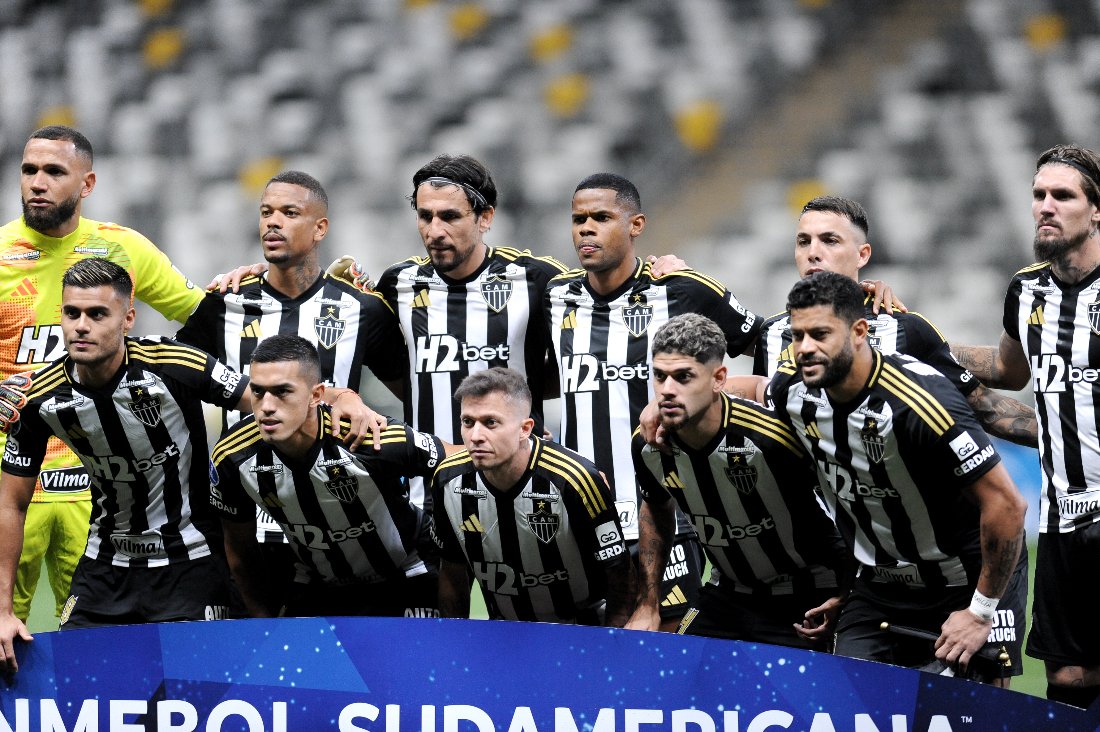 Jogadores do Atlético posicionados para foto na Arena MRV antes de duelo contra o Caracas pela Sul-Americana (foto: Alexandre Guzanshe/EM/D.A. Press)