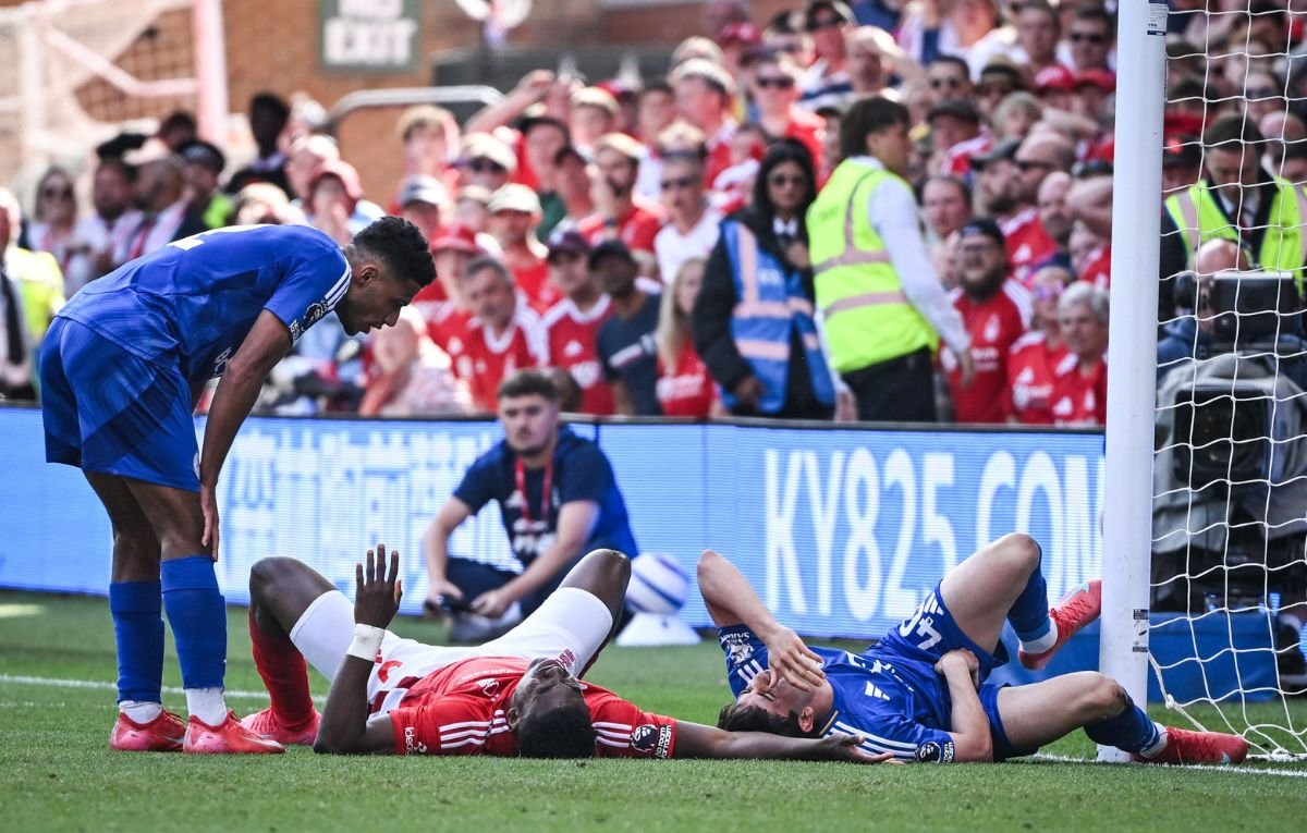Atacante Taiwo Awoniyi, do Nottingham Forest, se machucou durante jogo da Premier League (foto: JUSTIN TALLIS / AFP)