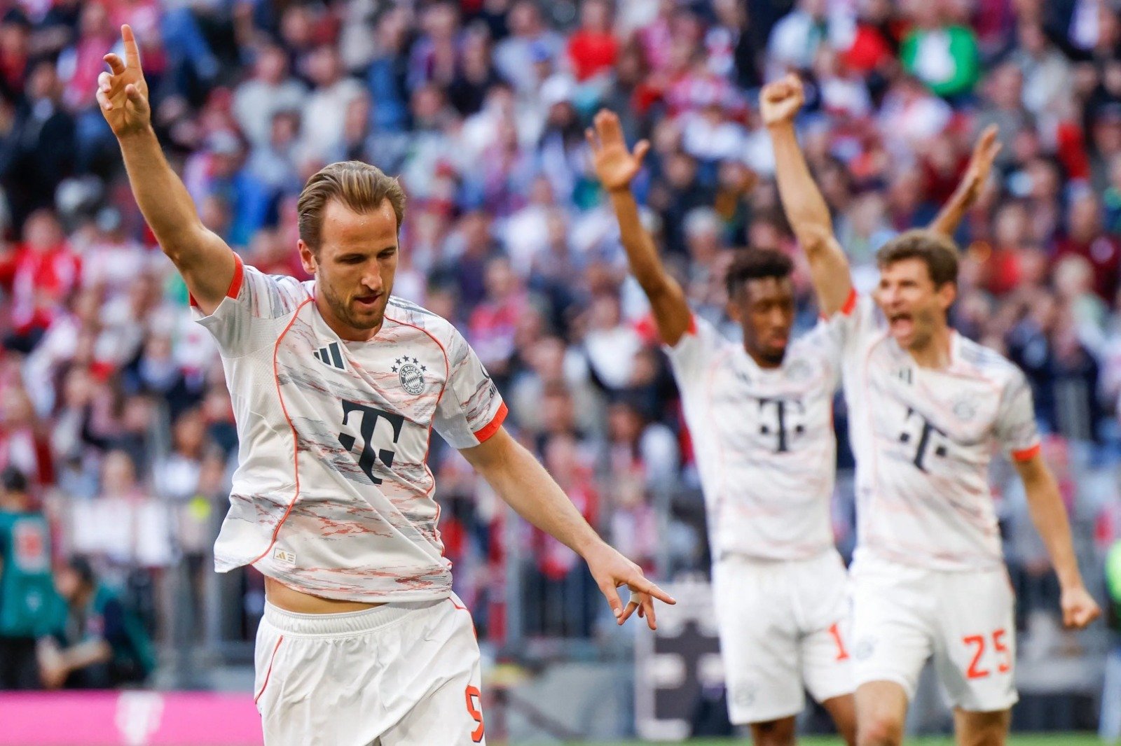 Comemoração de um dos gols da vitória no jogo da taça (foto: Michaela Stache/AFP)