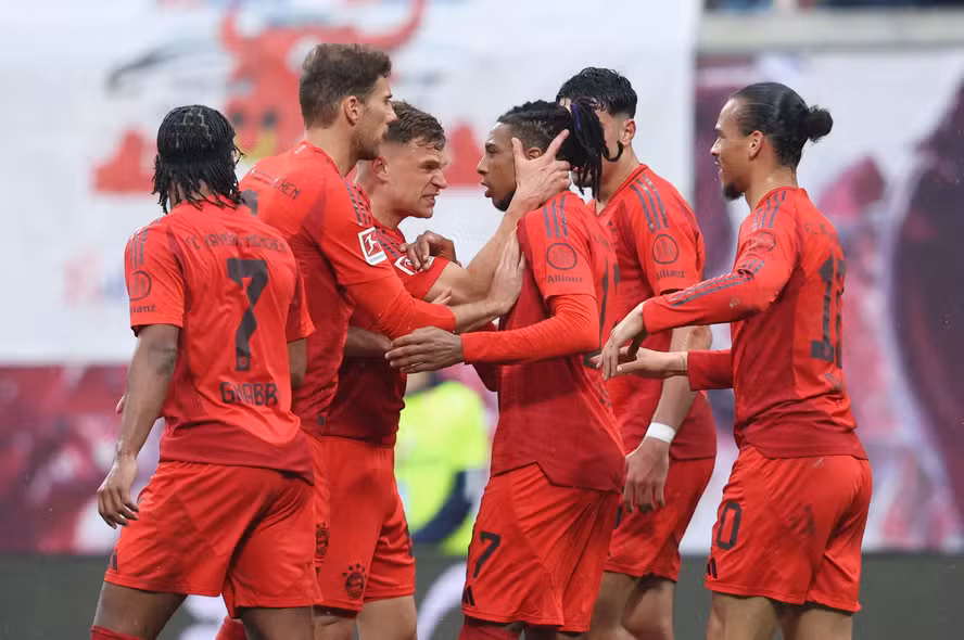 Jogadores do Bayern em partida pelo Campeonato Alemão (foto: RONNY HARTMANN / AFP)