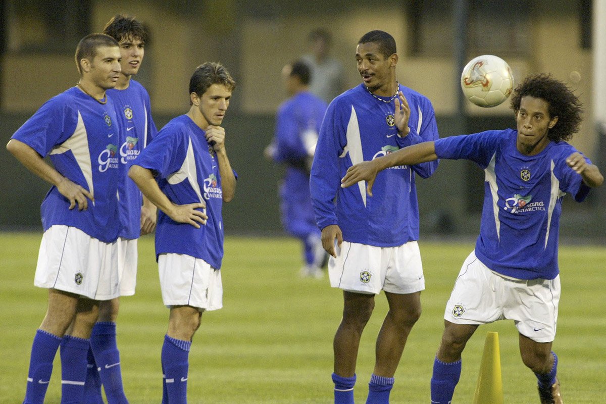 Luizão, Kaká, Juninho Paulista, Vampeta e Ronaldinho em treino da Seleção Brasileira durante a Copa do Mundo de 2002 (foto: DAVID GUTTENFELDER/AFP)