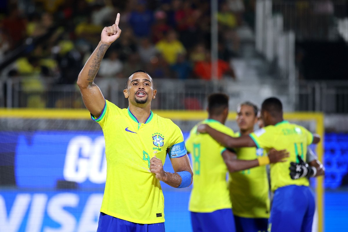 Jogadores do Brasil comemoram gol na Copa do Mundo de Futebol de Areia (foto: Divulgação/Fifa)