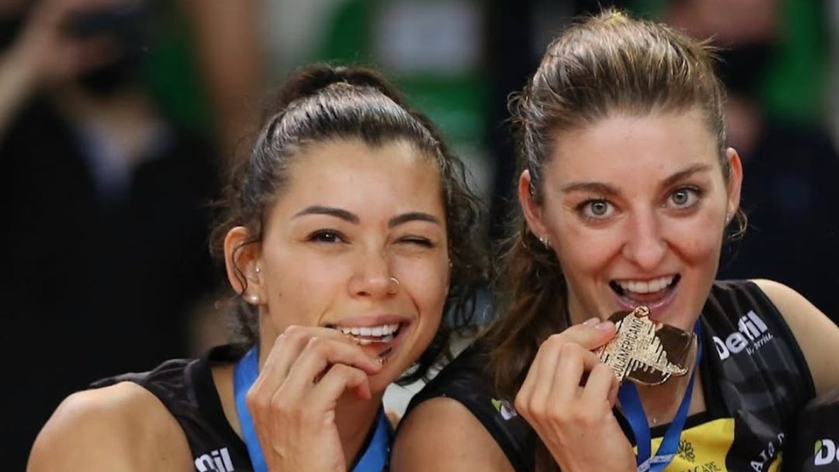 Carolana e Anne Bujis foram campeãs da Superliga pelo Praia em 2022/2023 (foto: Divulgação/Praia Clube)