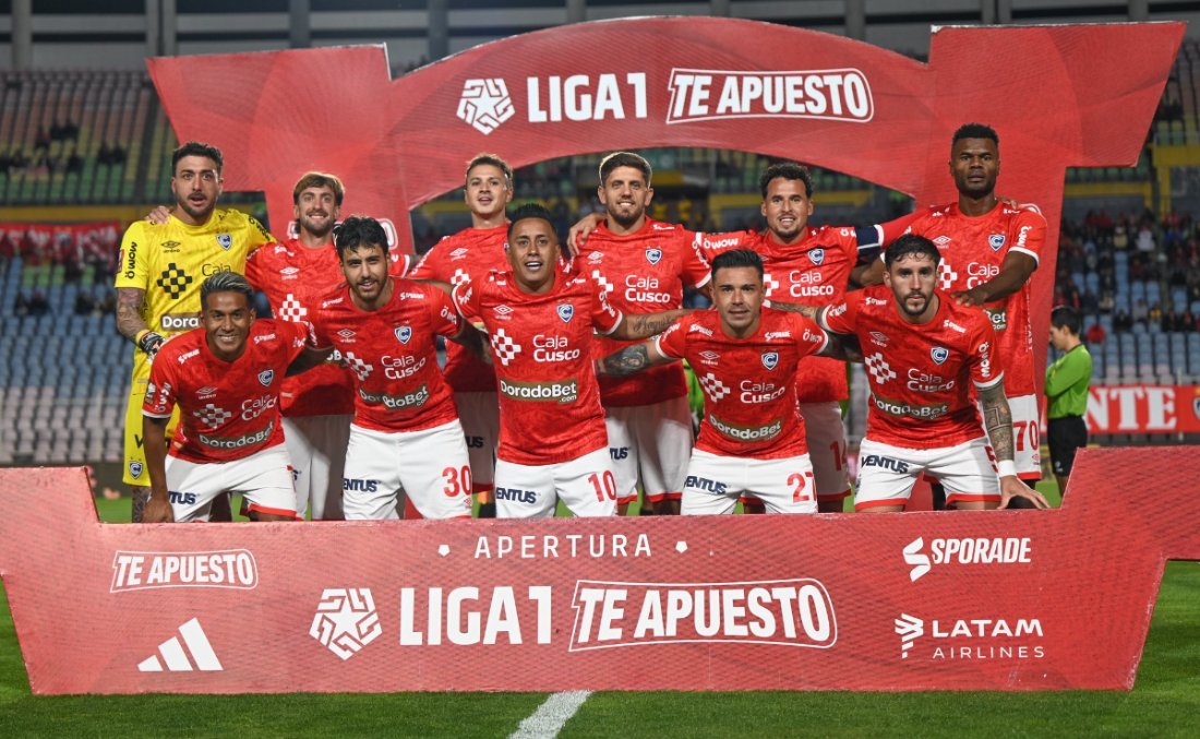 Christian Cueva (terceiro da esquerda para a direita na fileira de baixo da foto) lidera boa fase do Cienciano (foto: Divulgação/Cienciano)