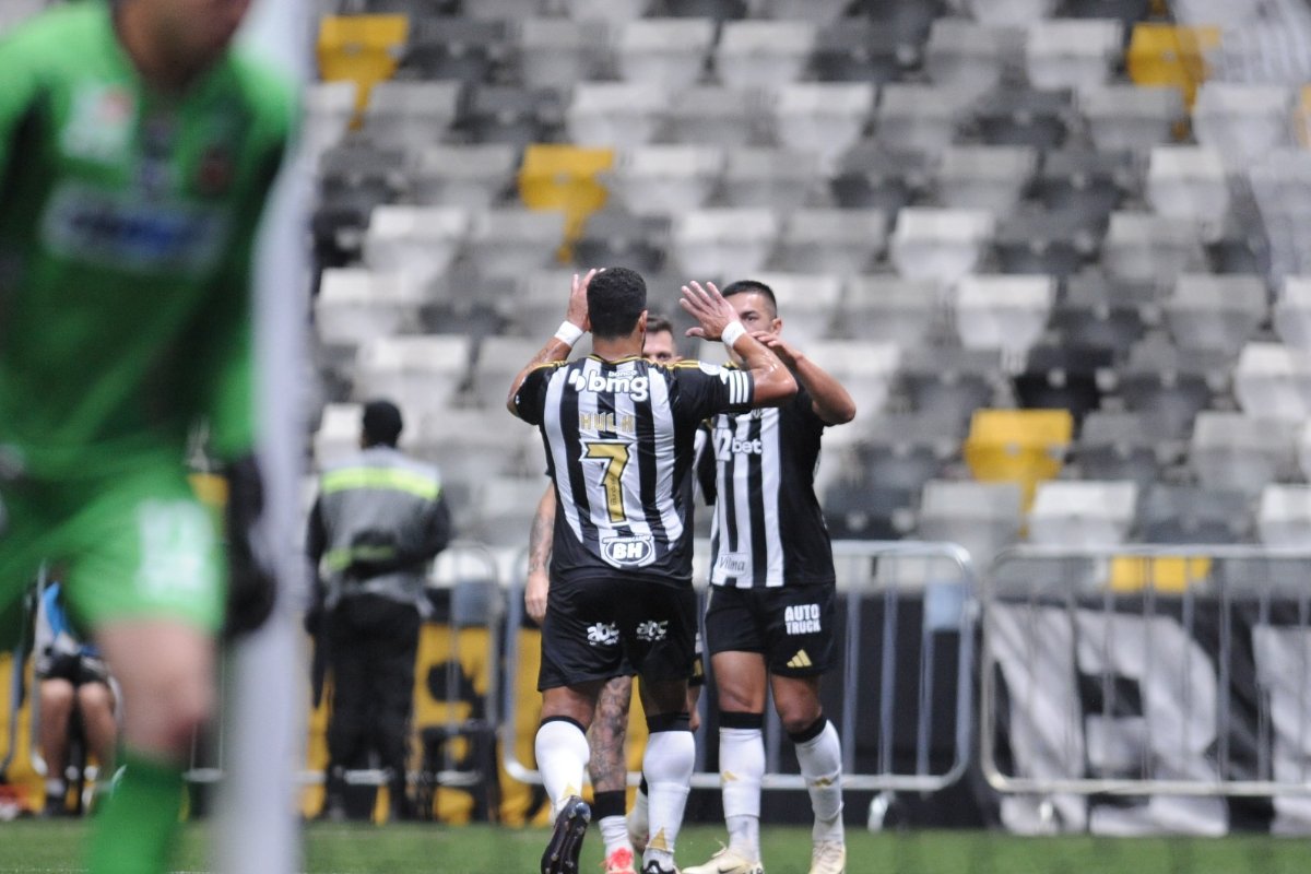 Hulk e Cuello comemoram gol do Atlético sobre o Caracas (foto: Alexandre Guzanshe/EM/DA.Press)