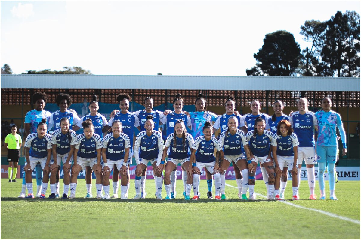 Jogadoras do Cruzeiro perfiladas para foto antes de partida pelo Brasileiro Feminino (foto: Gustavo Martins/Cruzeiro)