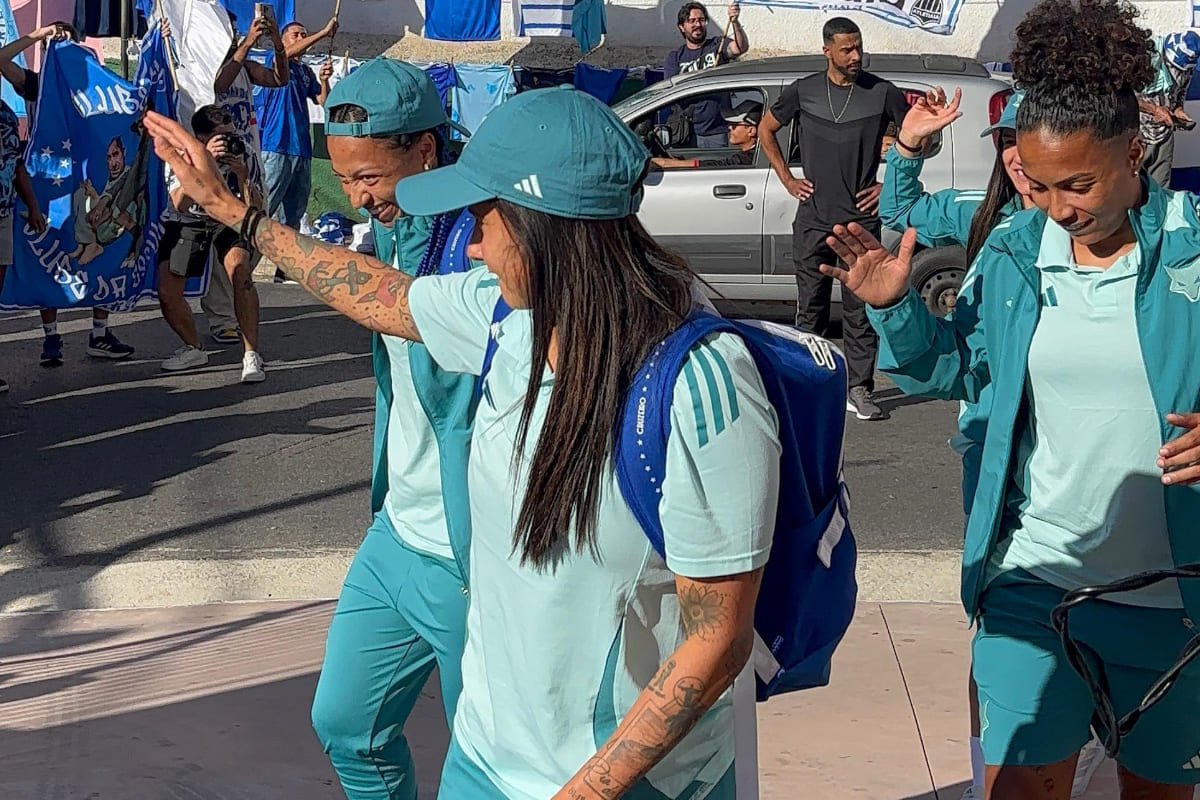 Byanca Brasil, atacante, Gaby Soares, meio-campista, Gio Oliveira e Paloma Maciel, zagueiras, no ritmo da Desorganizada Cabulosa