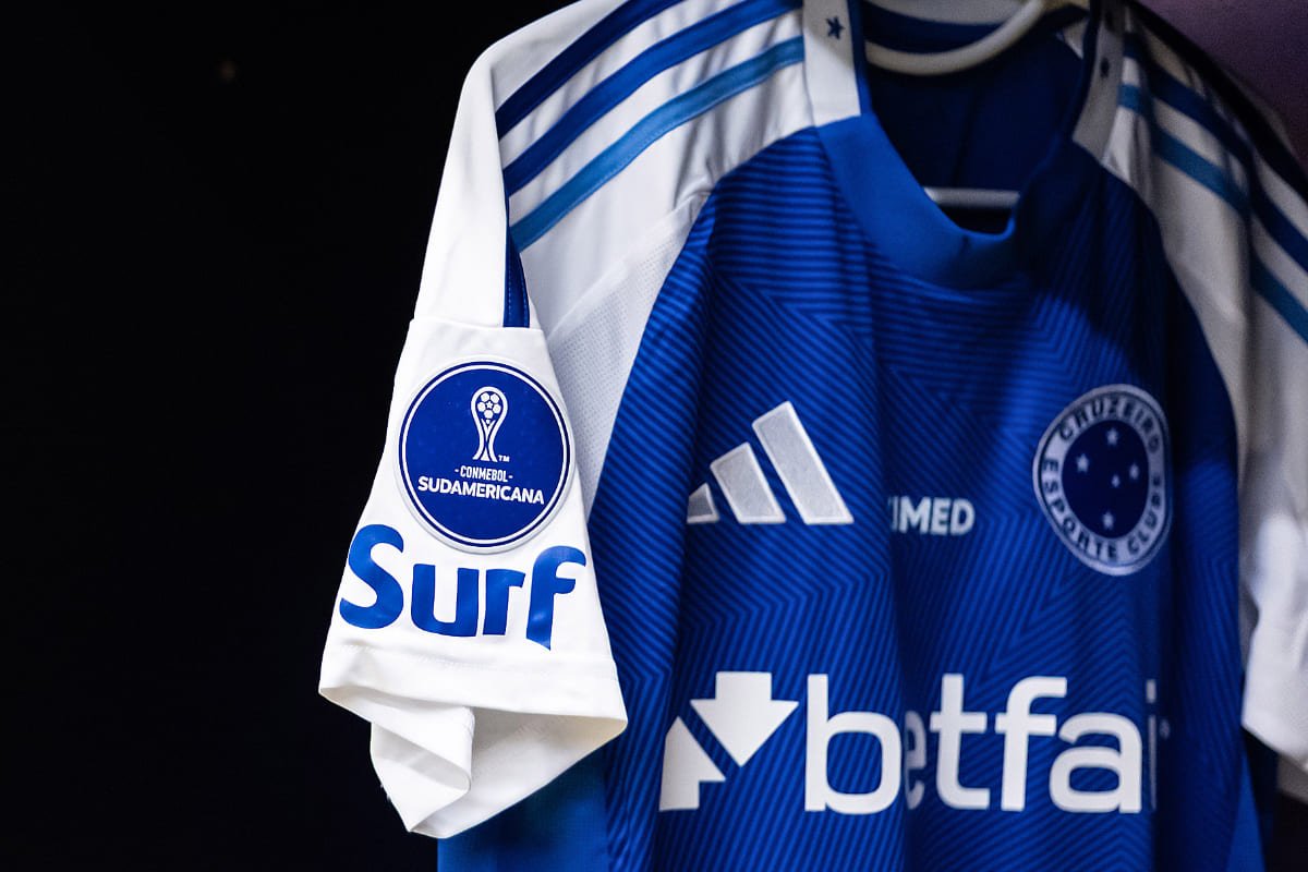 Uniforme utilizado pelo Cruzeiro na Copa Sul-Americana, com patch do torneio (foto: Gustavo Aleixo/Cruzeiro)