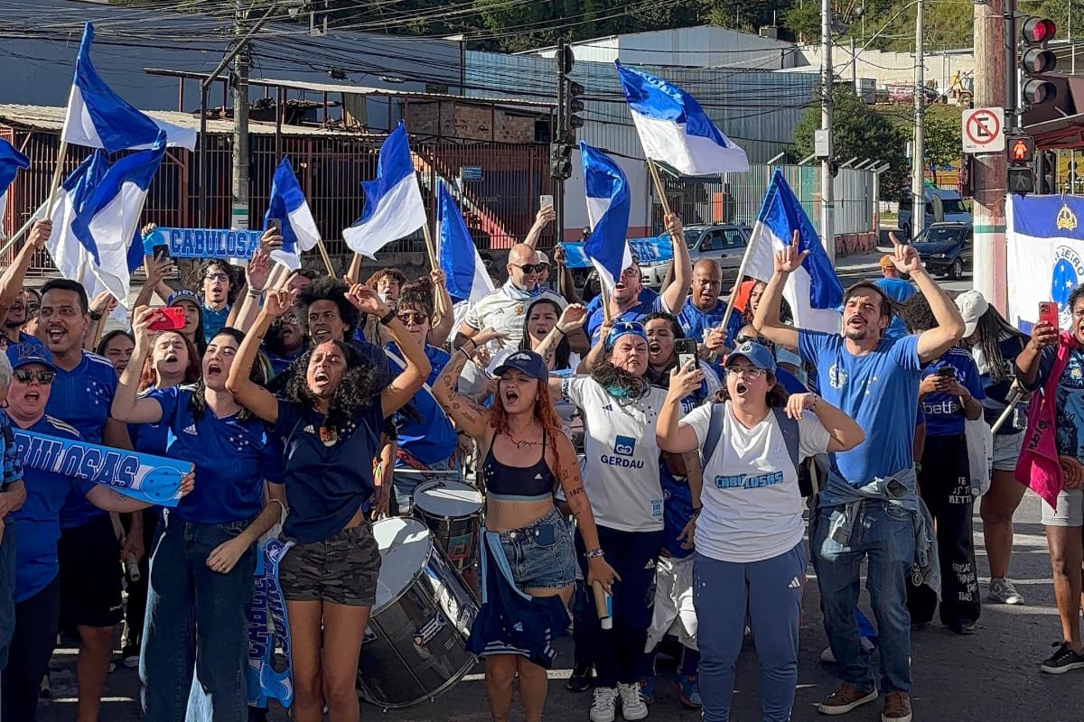 Recepção das atletas do Cruzeiro pela caravana da Desorganizada Cabulosa