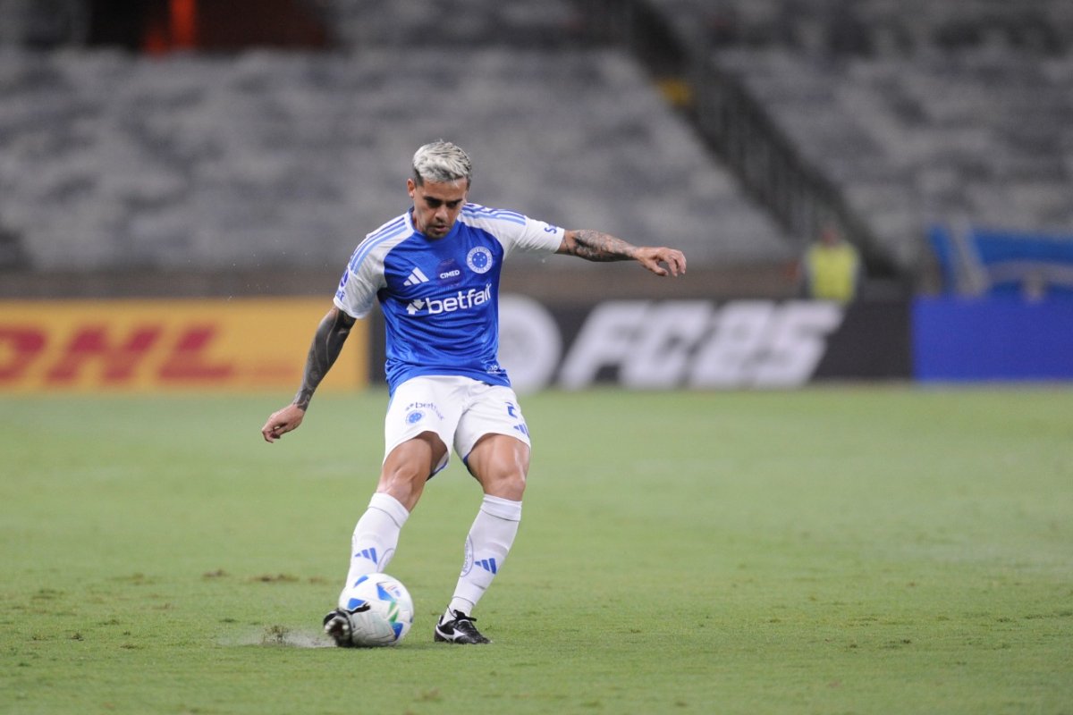 Fagner, lateral-direito do Cruzeiro, em jogo no Mineirão (foto: Alexandre Guzanshe/EM/DA Press)