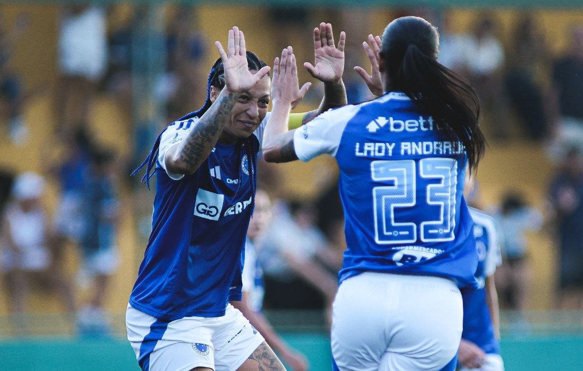 Byanca Brasil e Lady Andrade comemoram gol do Cruzeiro (foto: Gustavo Martins/ Cruzeiro)