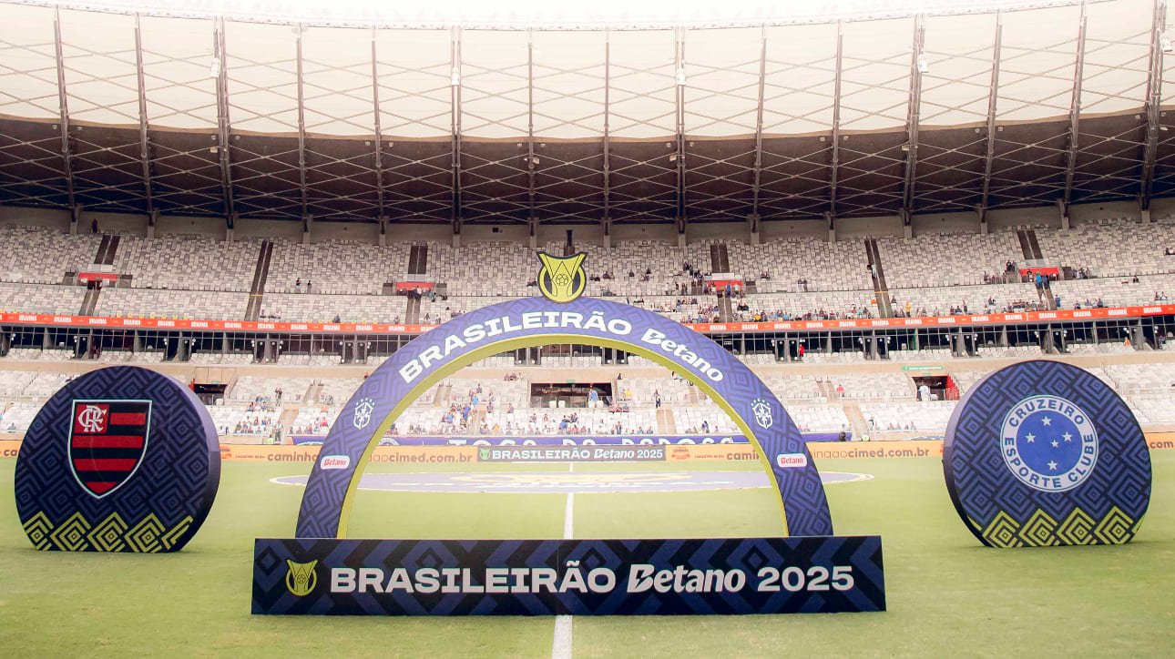 Escudos de Flamengo e Cruzeiro no Mineirão (foto: Adriano Fontes/Flamengo)