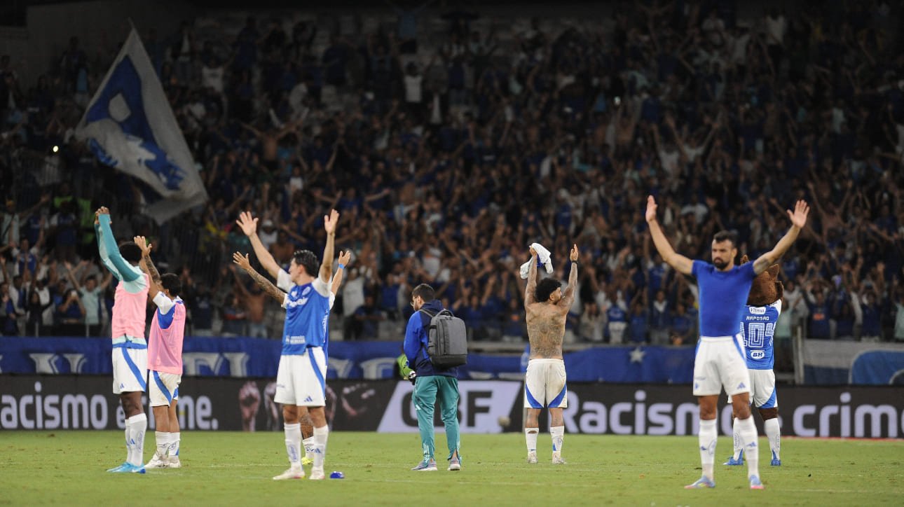 Jogadores do Cruzeiro cumprimentando a torcida após vitória no Mineirão (foto: Alexandre Guzanshe/EM/D.A. Press)