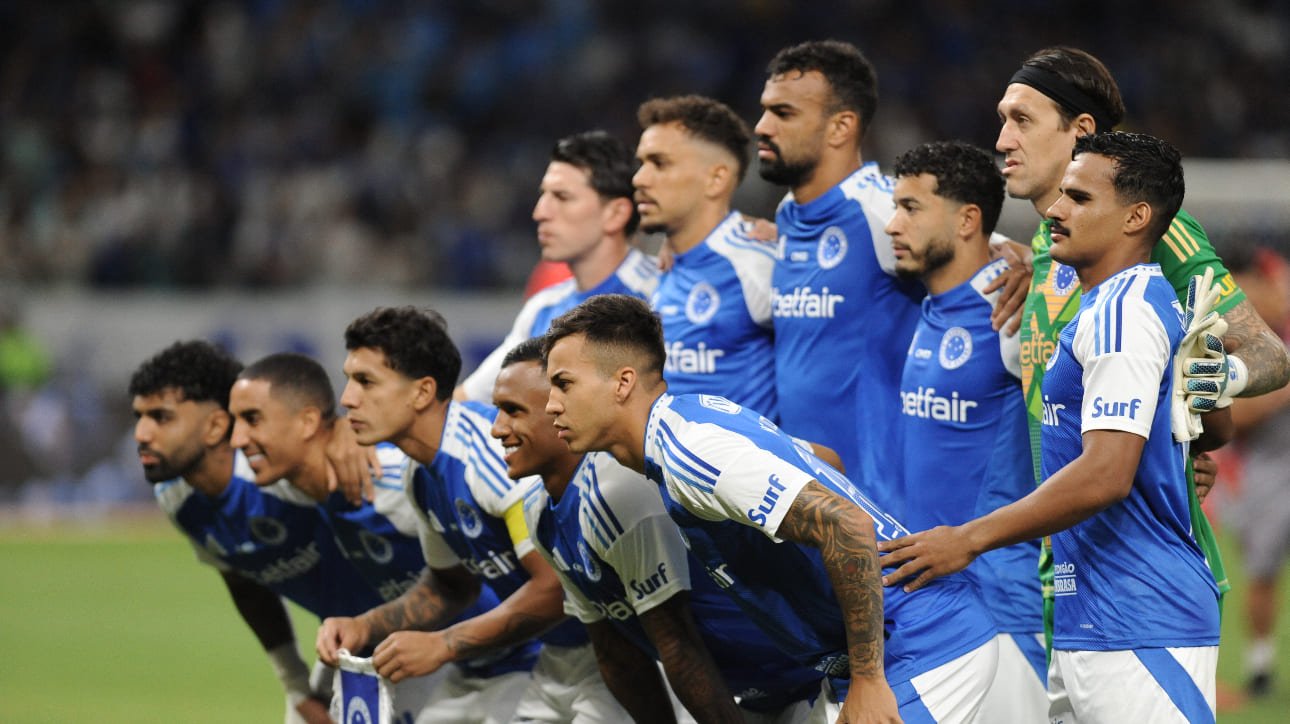 Jogadores do Cruzeiro em pose para foto antes de vitória sobre o Vila Nova, pela Copa do Brasil (foto: Alexandre Guzanshe/EM/D.A. Press)