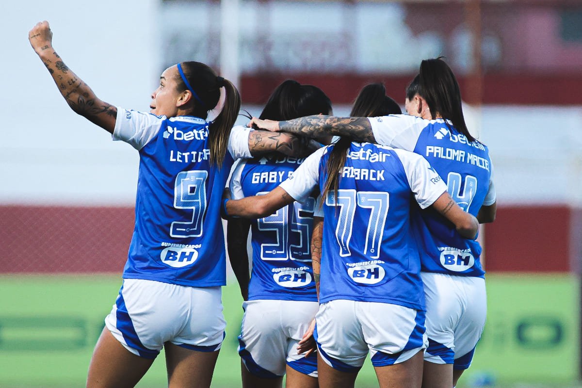 Jogadoras do Cruzeiro comemorando gol sobre Ferroviária (foto: Gustavo Martins/Cruzeiro)