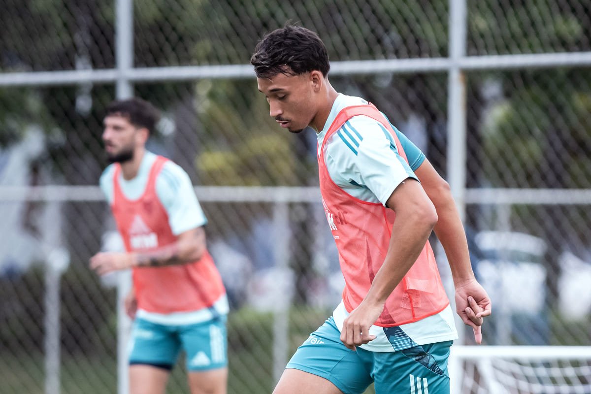 Japa, volante do Cruzeiro, em treino na Toca da Raposa (foto: Gustavo Aleixo/Cruzeiro)