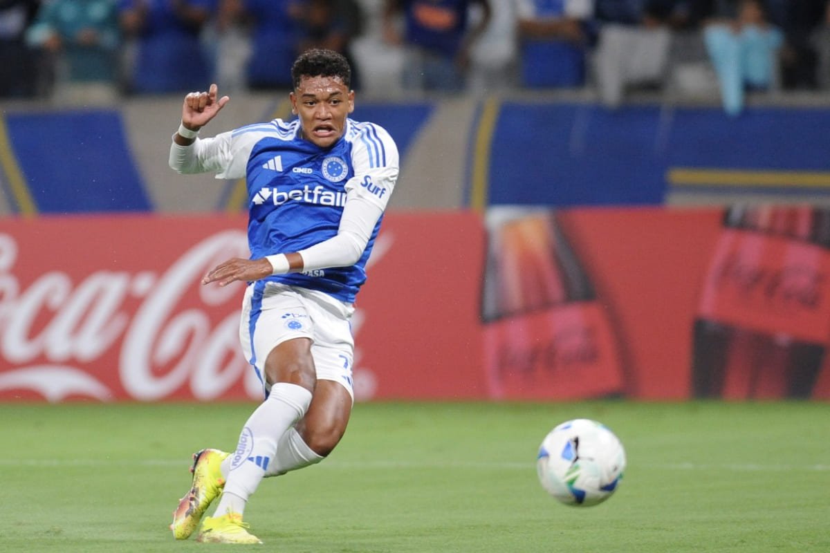 Atacante Kaique Kenji, de 19 anos, estreou entre os profissionais do Cruzeiro em dezembro de 2024 (foto: Alexandre Guzanshe/EM/D.A Press)