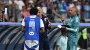 Técnico do Cruzeiro, Leonardo Jardim conversando com Gabigol, atacante, em vitória sobre o Flamengo, no Mineirão (foto: Ramon Lisboa/EM/D.A Press)