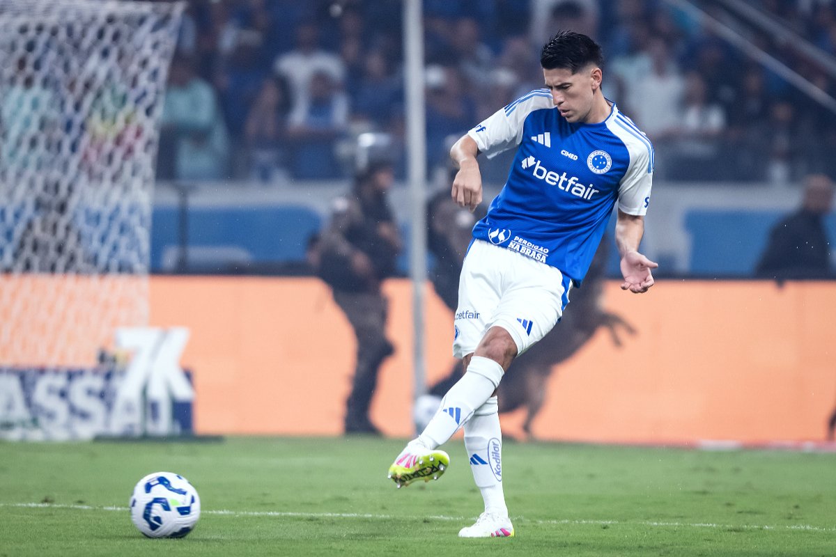 Lucas Villalba, zagueiro do Cruzeiro, no gramado do Mineirão (foto: Gustavo Martins/Cruzeiro)
