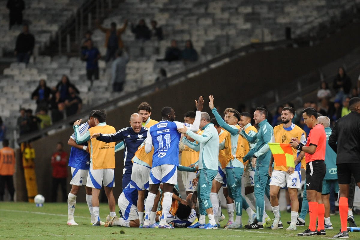 Jogadores do Cruzeiro comemorando gol sobre Palestino (foto: Alexandre Guzanshe/EM/D.A. Press)