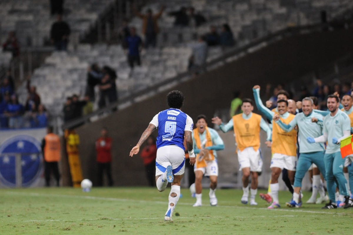 Gabi marcou o segundo gol do Cruzeiro na vitória por 2 a 1 sobre o Palestino (foto: Alexandre Guzanshe/EM/D.A. Press)