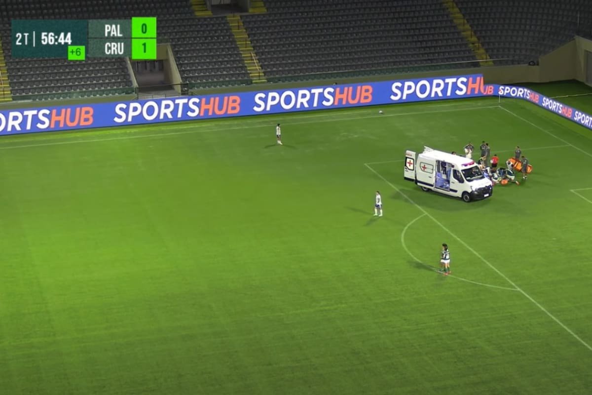 Kate Tapia, goleira do Palmeiras, deixou o gramado da Arena Barueri de ambulância na derrota por 1 a 0 para o Cruzeiro (foto: Reprodução/TV Cruzeiro)