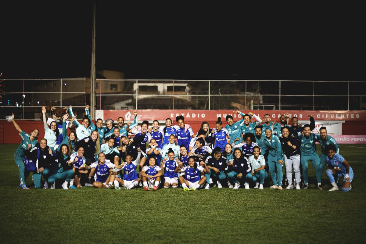 Jogadoras do Cruzeiro celebrando vitória por 3 a 1 sobre a Ferroviária, pela 11ª rodada do Brasileiro Feminino 