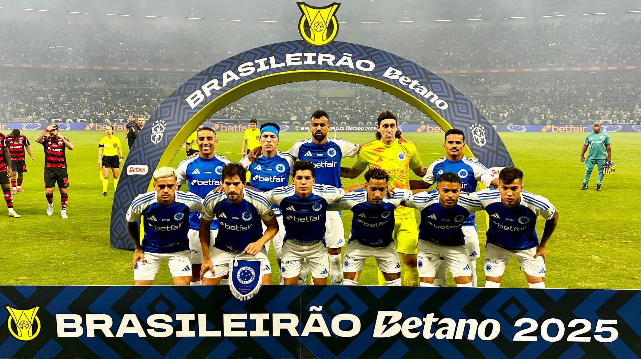 Time titular do Cruzeiro contra o Flamengo posicionado para foto (foto: Ramon Lisboa/EM/D.A Press)