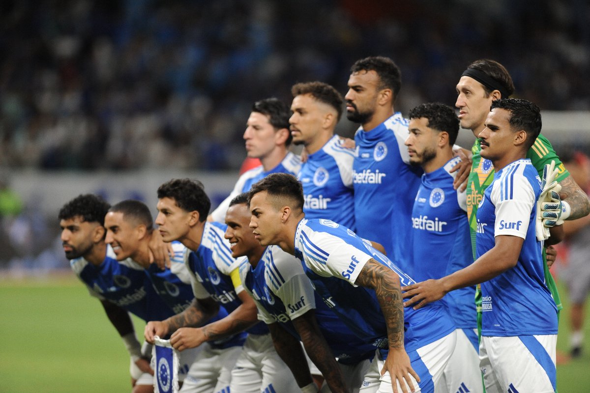 Jogadores do Cruzeiro posicionados para foto, no Mineirão (foto: Alexandre Guzanshe/EM/D.A. Press)