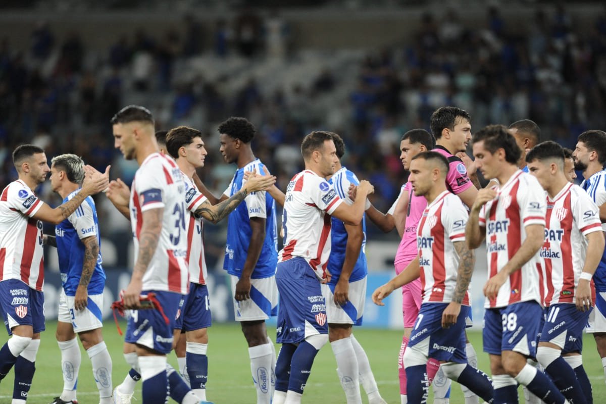 Jogadores de Cruzeiro e Unión se cumprimentando antes de partida pela Sul-Americana (foto: Alexandre Guzanshe/EM/DA Pres)