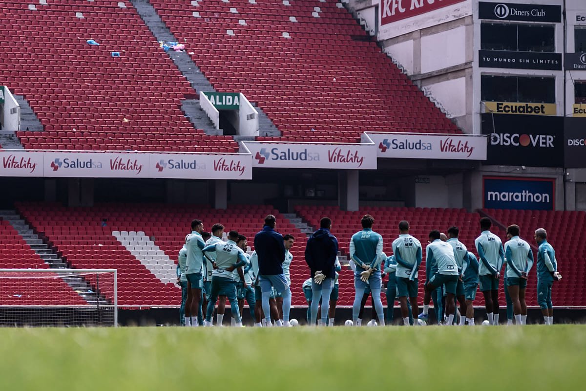 Jogadores do Cruzeiro durante treino em Quito, no Equador (foto: Gustavo Aleixo/Cruzeiro)
