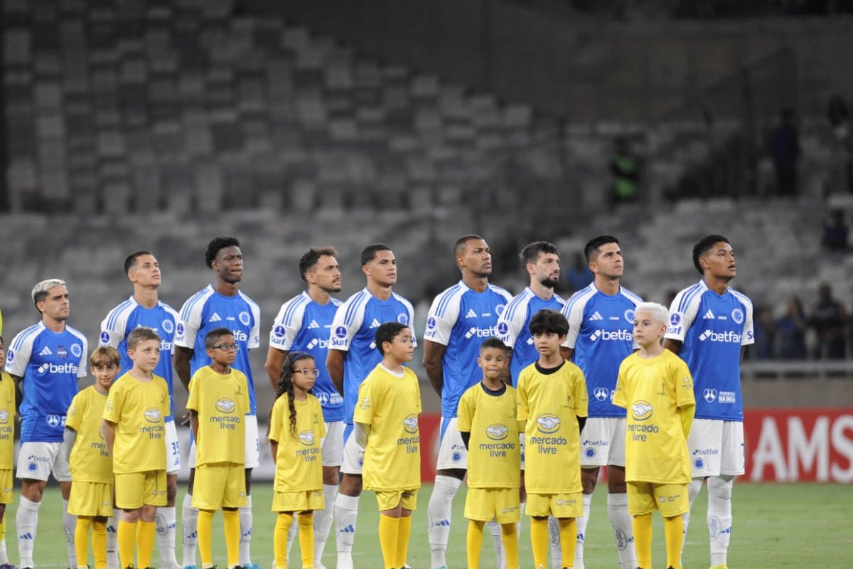 Jogadores do Cruzeiro perfilados para hino na Sul-Americana (foto: Alexandre Guzanshe/EM/D.A Press)