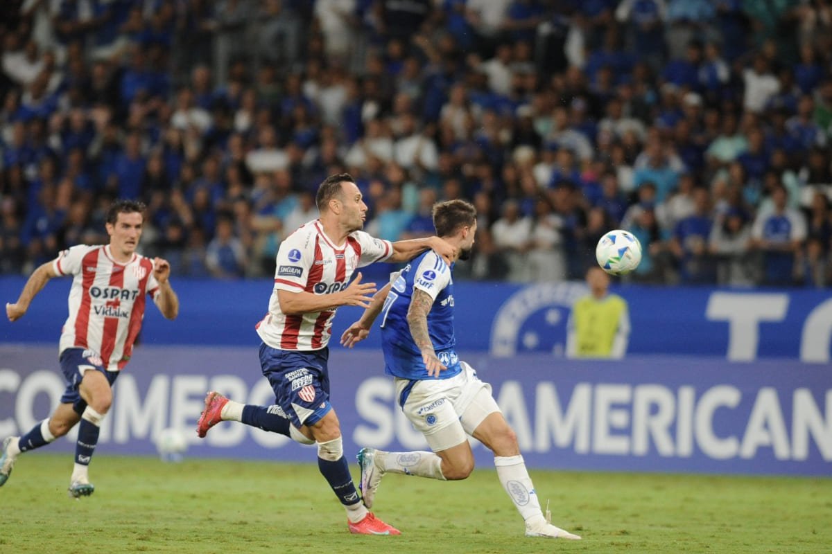 Jogadores de Cruzeiro e Unión no Mineirão (foto: Alexandre Guzanshe/EM/DA Press)
