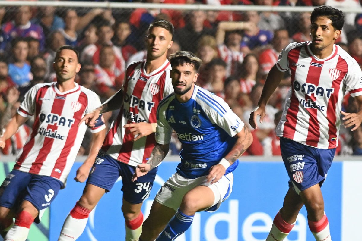 Jogadores de Cruzeiro e Unión, pela Sul-Americana (foto: Jose Almeida/AFP)