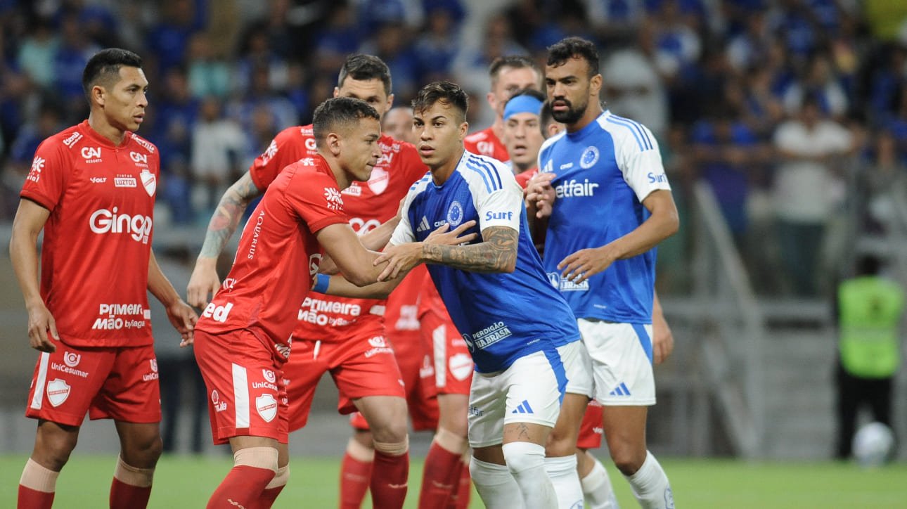 Cruzeiro e Vila Nova abriram a disputa por uma vaga nas oitavas de final da Copa do Brasil no Mineirão (foto: Alexandre Guzanshe/EM/D.A. Press)