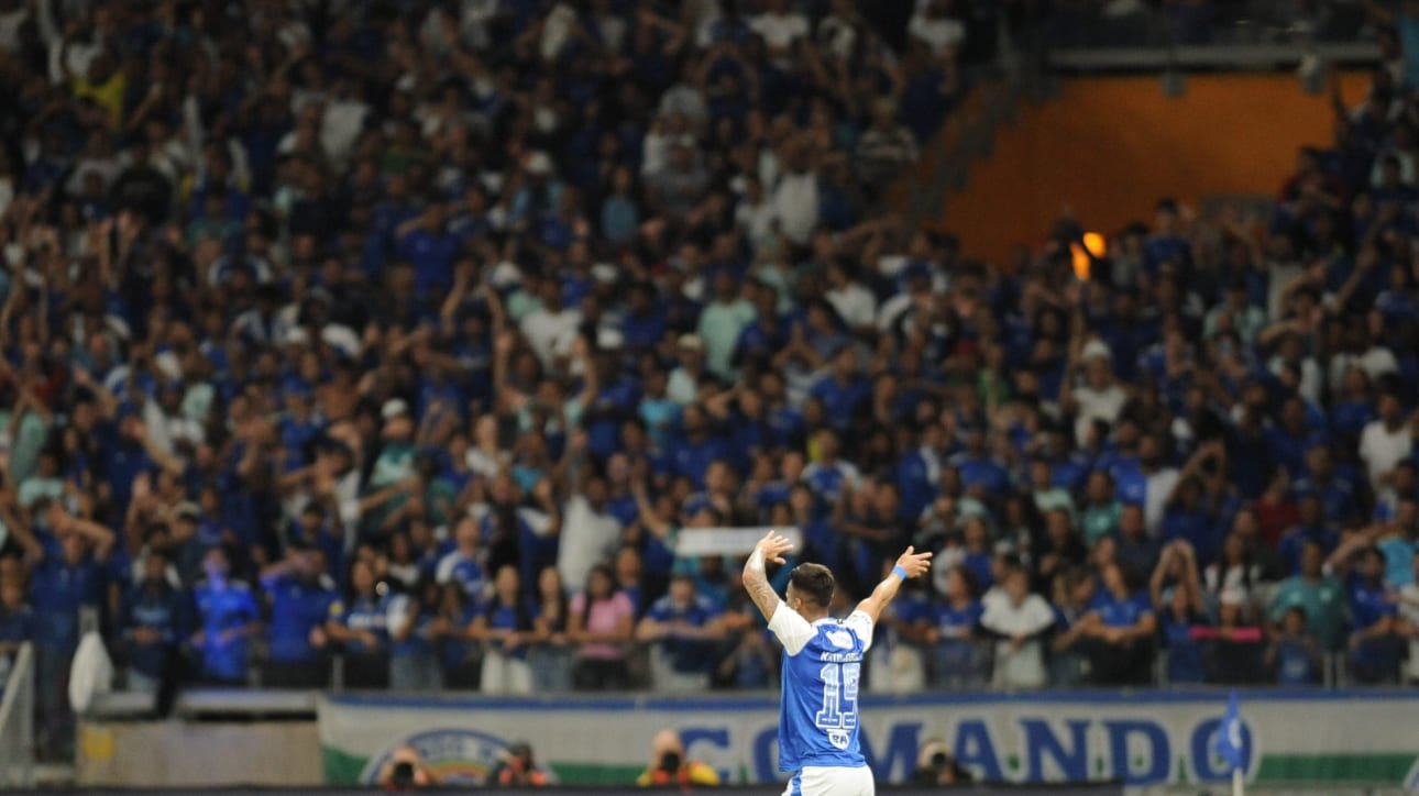 Kaio Jorge comemorando gol do Cruzeiro com a torcida, em confronto com o Vila Nova, pela Copa do Brasil (foto: Alexandre Guzanshe/EM/D.A Press)
