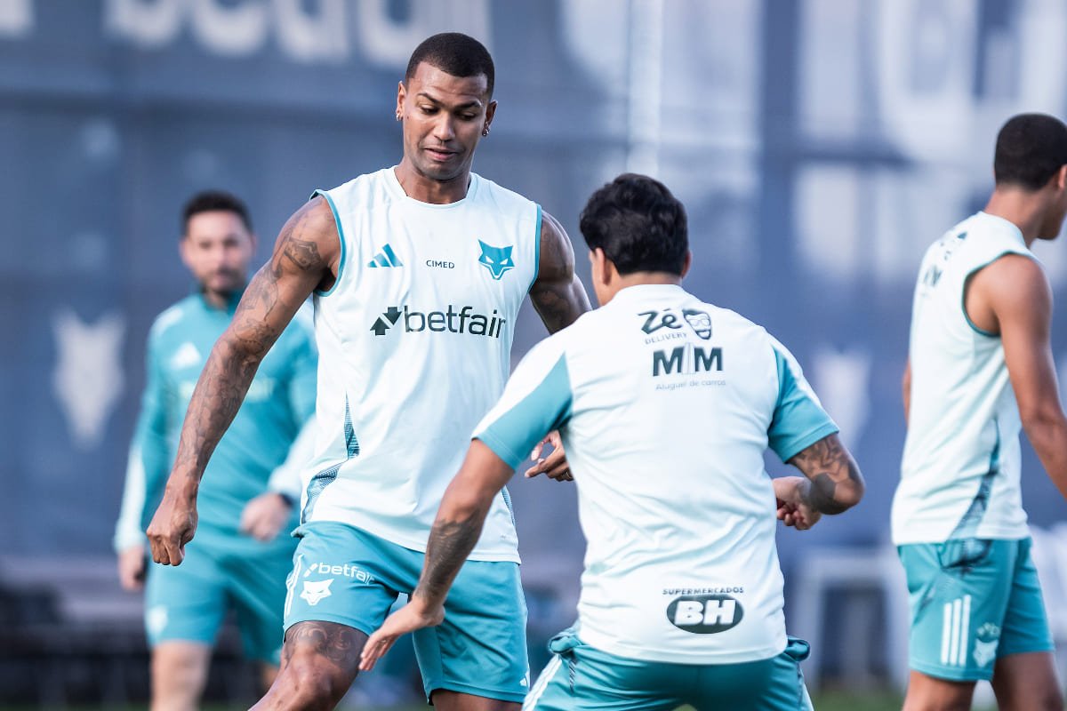 Walace, volante do Cruzeiro, em treinamento na Toca da Raposa 2 (foto: Gustavo Aleixo/Cruzeiro)