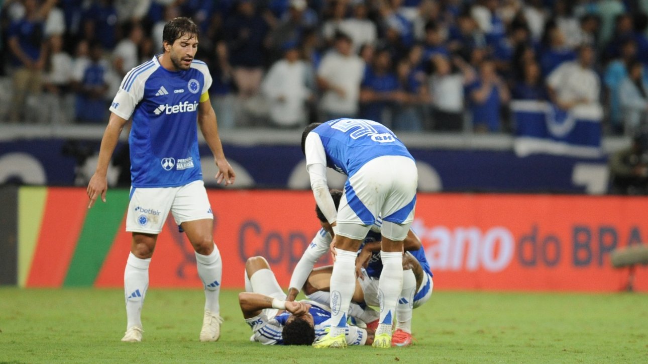 William, lateral-direito do Cruzeiro, caído no gramado do Mineirão (foto: Alexandre Guzanshe/EM/D.A Press)